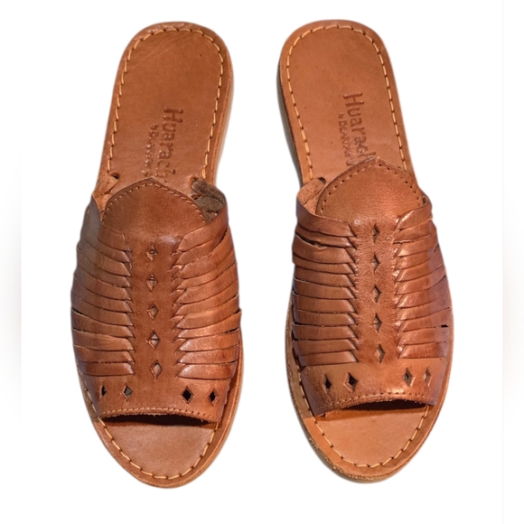 Bearpaw - Women's Rosa Sandals Slip-on Peep-toe Style Woven Leather - Picture 2 of 7